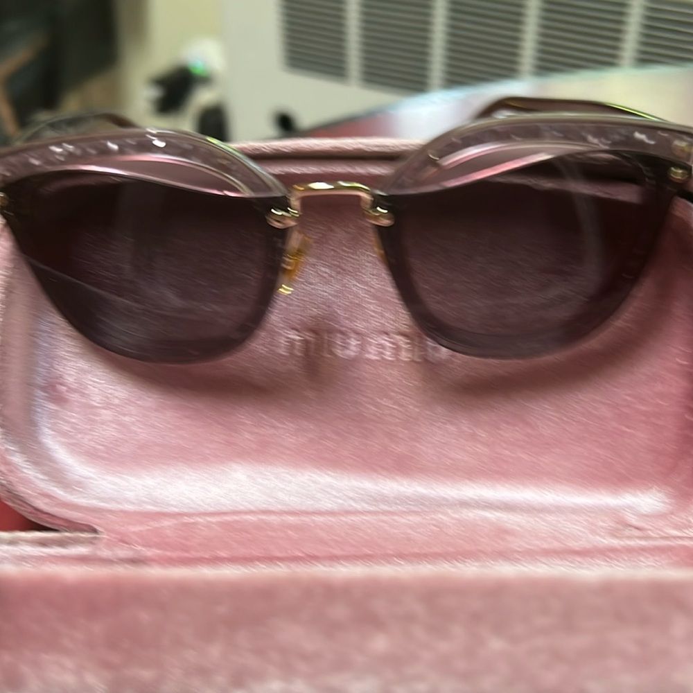 Miu Miu Black Cat-Eye Sunglasses with Modern Elegance